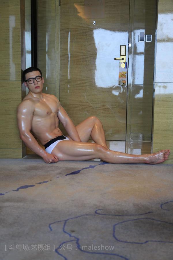 Chinese-maleshow-–--Swimmer-Yong-斗兽场---泳队选手-Yong